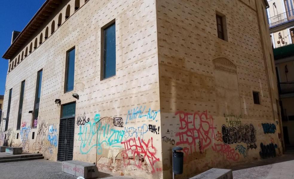 El Ayuntamiento oculta con pintura los grafitis de los edificios protegidos