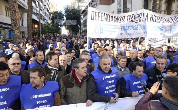 Una masiva concentración de agricultores saldrá a la calle en defensa del trasvase al Segura