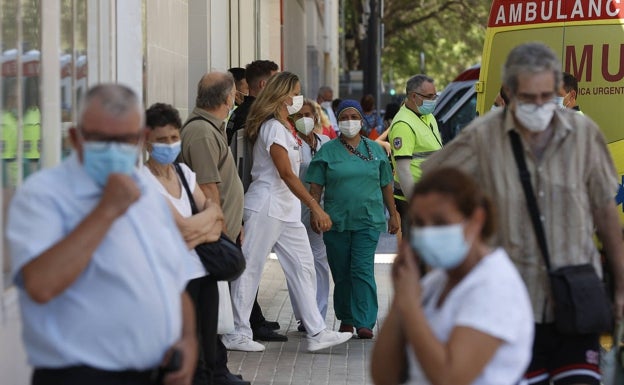 El fin de los refuerzos Covid atasca las Urgencias y pone en riesgo la vacunación