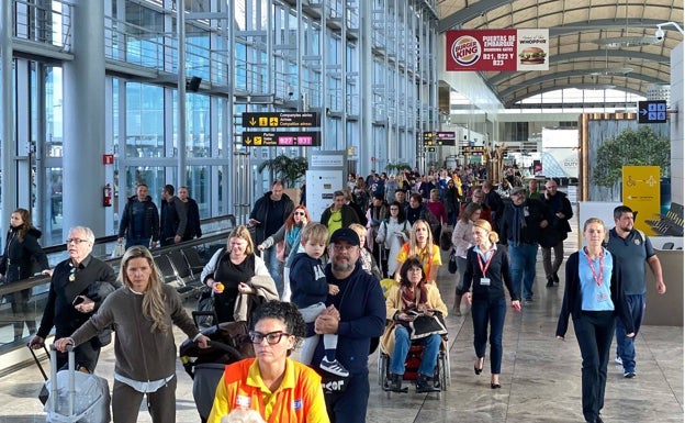 El aeropuerto de Alicante registró en abril un 10% menos de pasajeros que en 2019