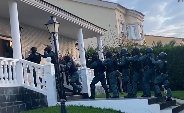 Desmantelados dos chalés de lujo con jardines de marihuana en Godelleta y Chiva