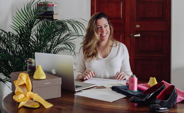 La arquitecta que construye zapatos siguiendo los pasos de su abuelo