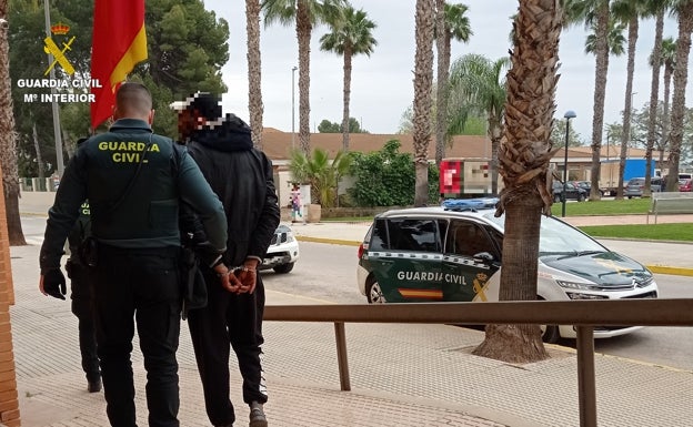 Detienen a un hombre por atracar a repartidores de comida en Carlet