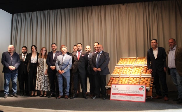 El Club Artesanos del Arroz compra los primeros tomates de la temporada del Perelló