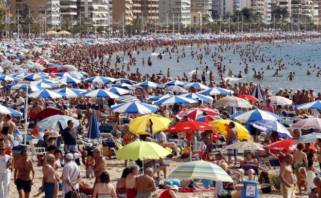 Benidorm presenta alegaciones al no haber renovado la bandera azul en la playa de Poniente