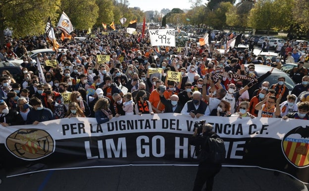 Un partido en la calle contra Peter Lim