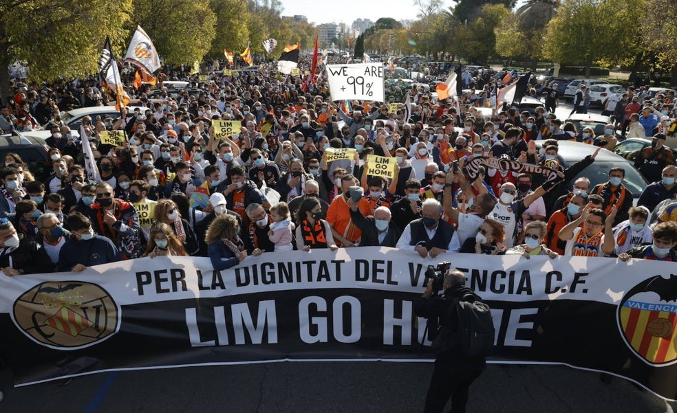 Un partido en la calle contra Peter Lim