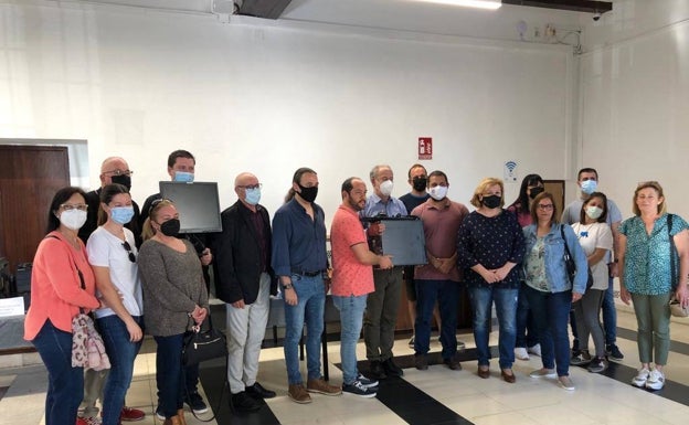 Manises dona 22 ordenadores obsoletos para sus funciones en la administración a asociaciones locales