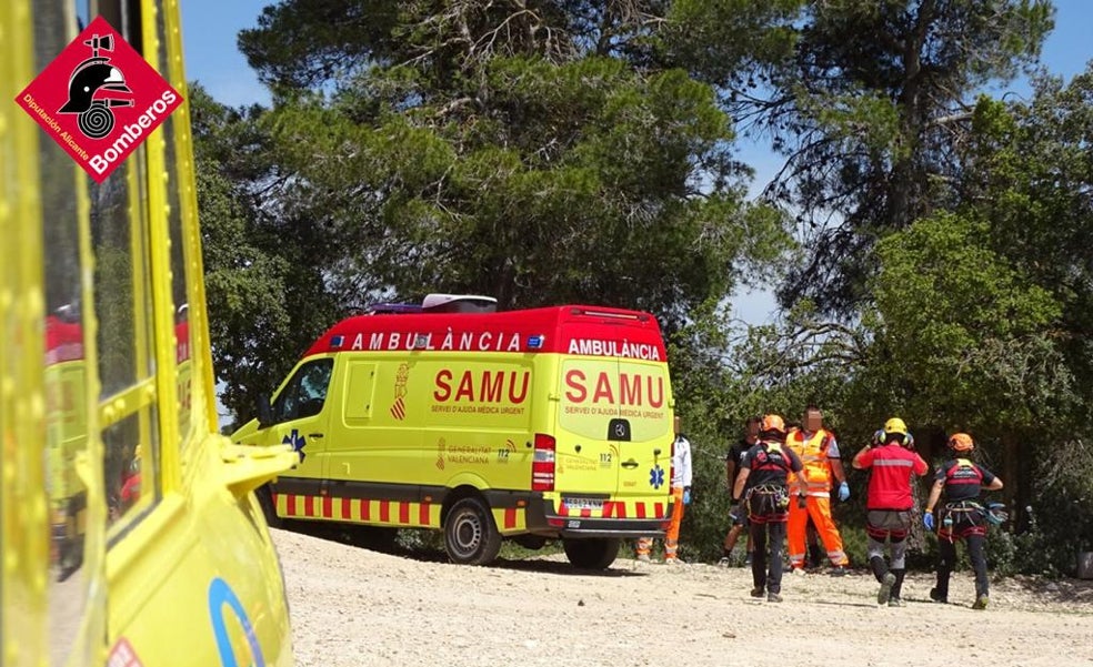 Rescatan a un ciclista con rotura de tibia y peroné tras sufrir una caída en Banyeres de Mariola