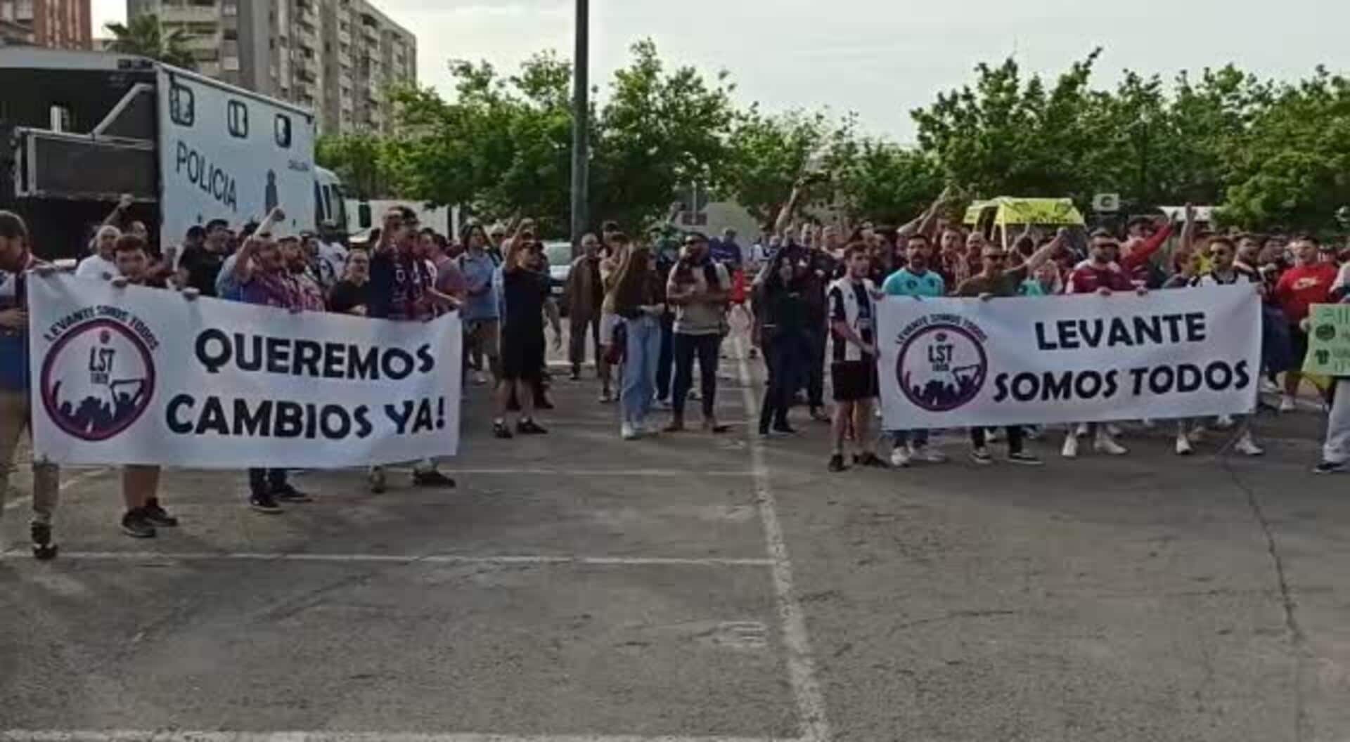 Cerca de 200 aficionados se manifiestan contra la gestión de Quico Catalán