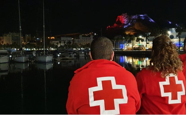 El Castillo de Santa Bárbara se ilumina de color rojo por el Día de la Cruz Roja