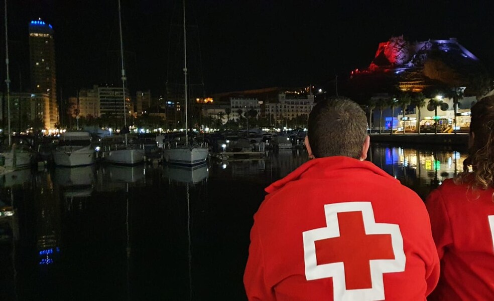 El Castillo de Santa Bárbara se ilumina de color rojo por el Día de la Cruz Roja