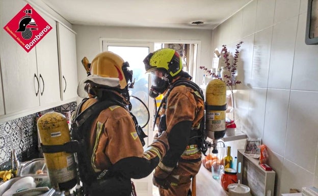 Rescatan a un perro del interior de una vivienda en llamas en Alcoi