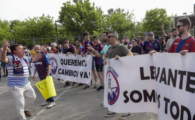 Cerca de 200 aficionados se manifiestan contra la gestión de Quico Catalán