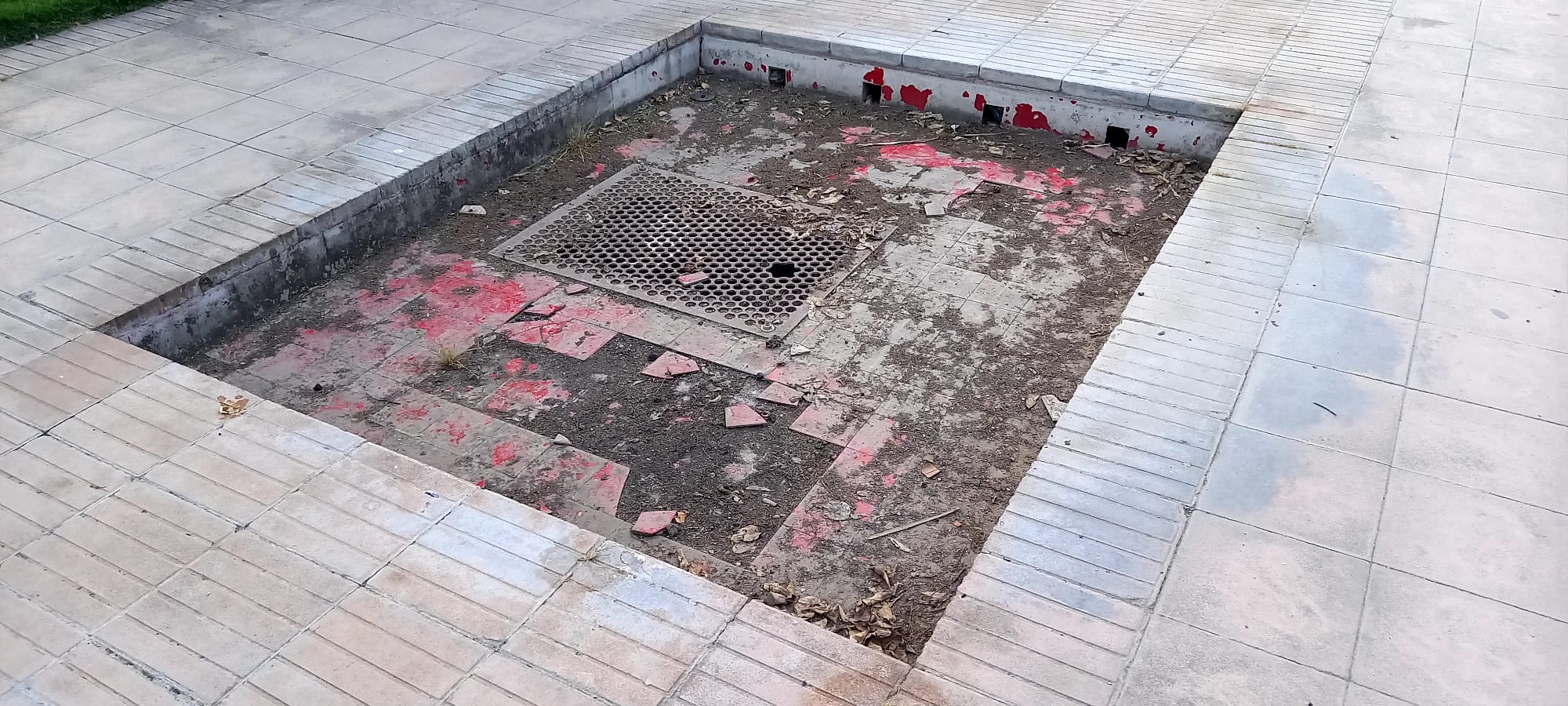 Silencio y abandono en torno al Palau de la Música