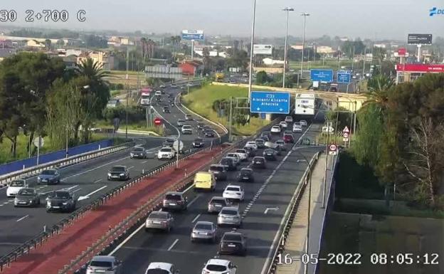 Un atasco de 6 kilómetros colapsa la entrada a Valencia por la pista de Silla