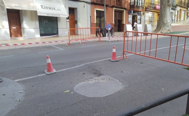 Las lluvias hunden parte del pavimento de acceso a la Plaza Espanyoleto de Xàtiva