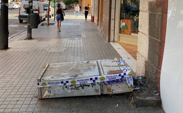 Los comerciantes de Benimaclet exigen la retirada de un cuadro eléctrico que invade la vía pública