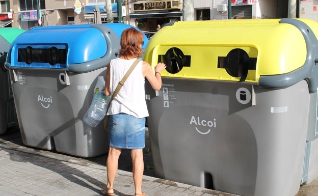 Alcoi duplica las toneladas de residuos orgánicos desde 2018 con la implantación de los contenedores marrones