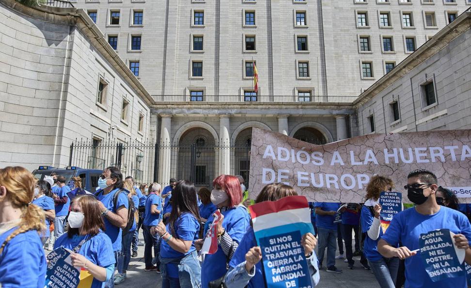 Los regantes llaman a participar en la protesta contra el recorte del trasvase al Segura que costará 8.000 empleos