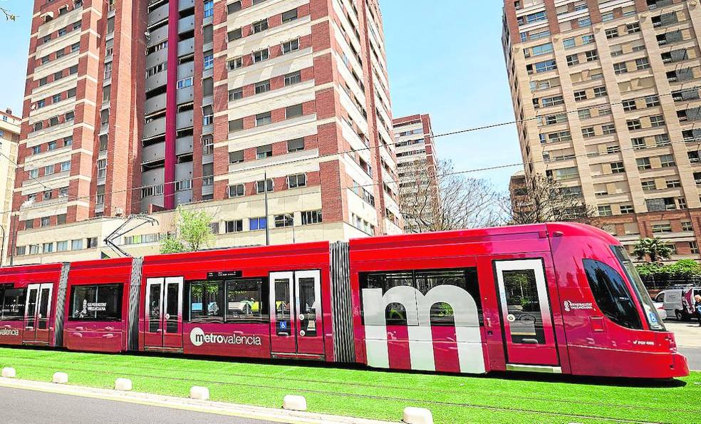 La Línea 10 del metro se estrena con reivindicaciones