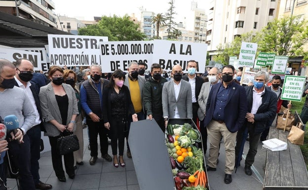 Tractorada y reparto de fruta en la manifestación de este martes en Alicante en defensa del sector primario