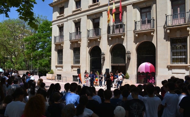 Xàtiva se concentra contra la LGTBfòbia