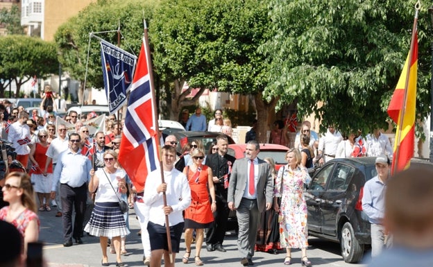 L'Alfàs del Pi entona el 'gratulerer med dagen' para celebrar el día nacional de Noruega