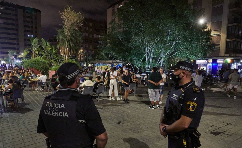 El botellón vuelve a 20 zonas de Valencia mientras la ordenanza lleva cuatro años paralizada