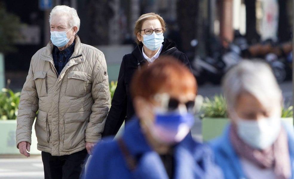 Los contagios se estabilizan y suben las hospitalizaciones un mes después de quitar las mascarillas