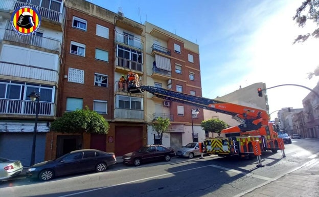 Los bomberos rescatan a un anciano de su domicilio en Quart tras hacerle un masaje cardíaco