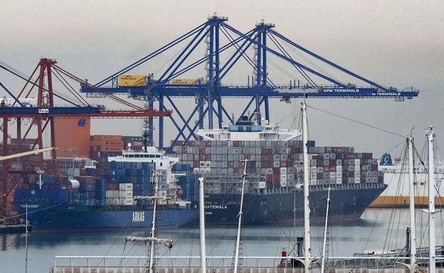 La guerra, los costes energéticos y la escasez de materias primas ralentizan la actividad del puerto de Valencia