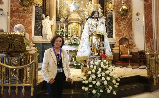 Un manto para el Besamanos donado por la camarera de la Virgen