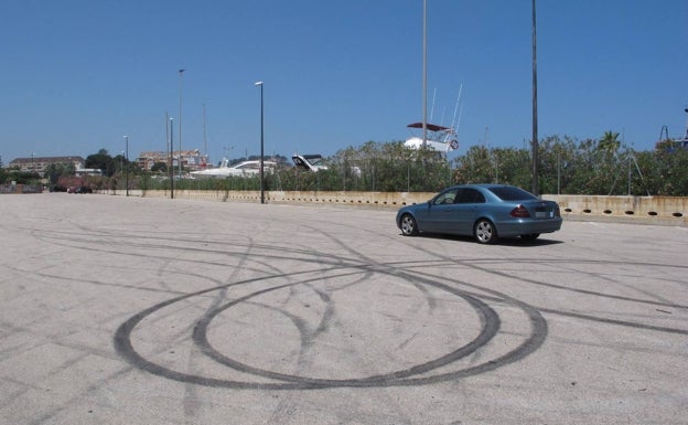 Coches quemando rueda para un anuncio causan desconcierto entre los vecinos en Dénia