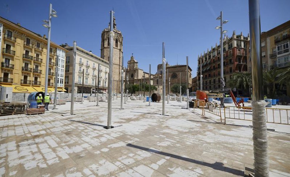 Un bosque de farolas y toldos ante la Catedral de Valencia