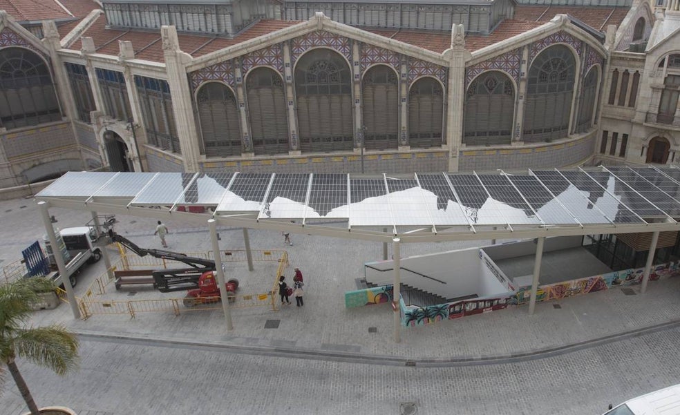 Las pérgolas frente al Mercado Central ya tienen las placas solares