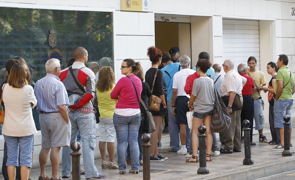 El colapso por la pandemia impide reservar fechas para renovar el pasaporte en Valencia