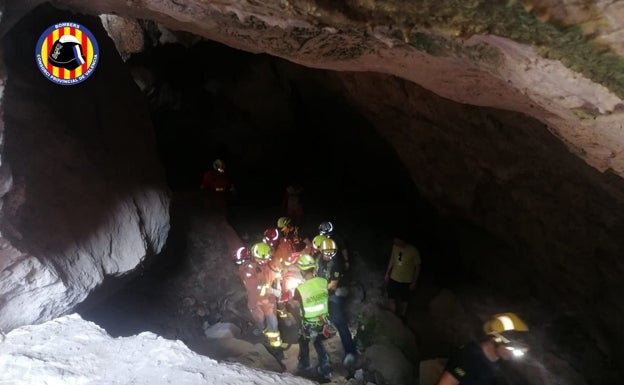 Rescatan a un espeleólogo lesionado en una cueva de La Font de la Figuera