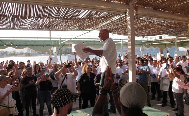 Más de 300 personas secundan la cacerolada en contra del cierre de locales en el Arenal de Xàbia