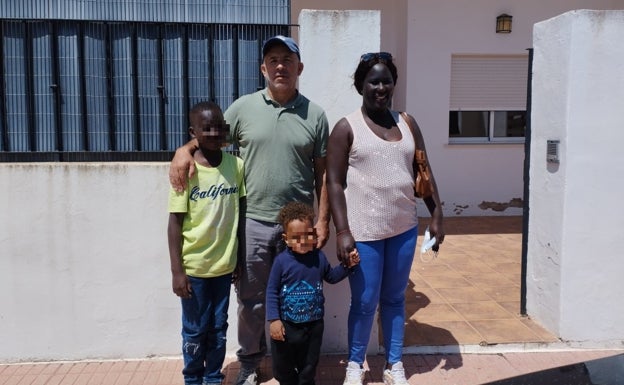 Una familia de Guinea Bisau salva la escuela de Benissuera