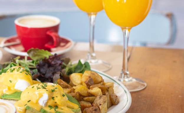 Los huevos benedictinos también tienen fieles en Valencia