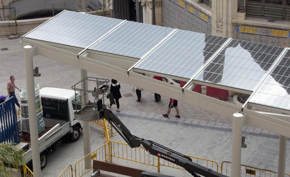 Para qué se usarán las placas solares de la plaza Ciudad de Brujas de Valencia