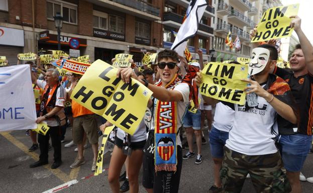 Todos los vídeos de la manifestación de la afición del Valencia CF contra Peter Lim y Anil Murthy