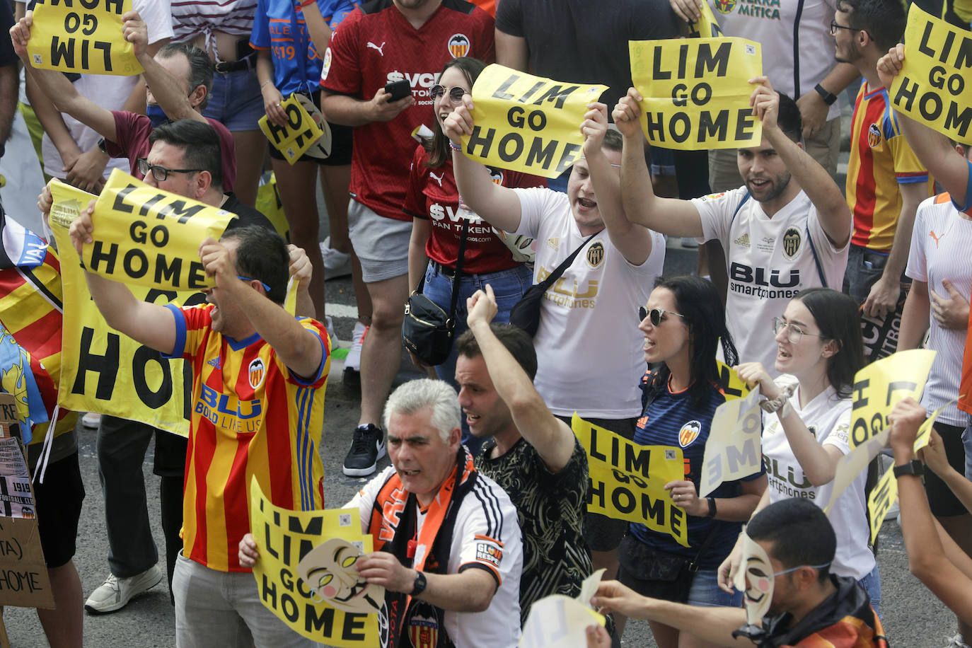 Manifestación de la afición del Valencia CF contra Peter Lim