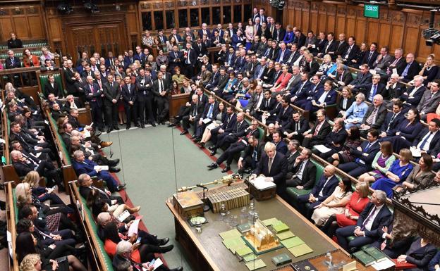 El espirítu de Benny Hill ronda los pasillos de Westminster