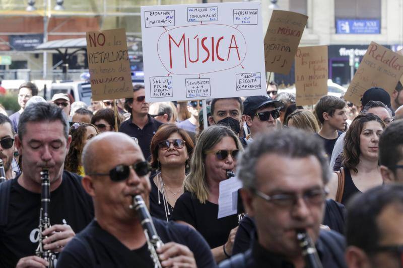 Marcha fúnebre por la música: Una manifestación de docentes recorre Valencia contra el nuevo decreto de Conselleria