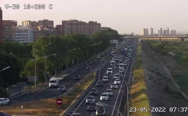 Hasta 24 kilómetros de atascos en las vías de acceso a Valencia