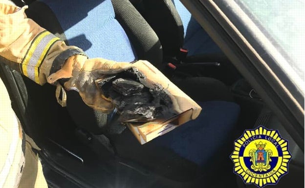 Un coche se incendia en Cocentaina por culpa de una batería de ordenador