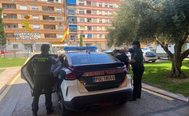 Dos guardias civiles fuera de servicio frustran un robo en una tienda de deportes en Cullera