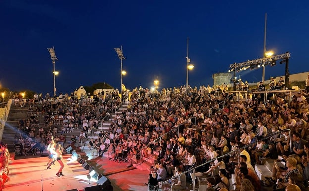 Más de mil personas asisten a la Gran Noche del Comercio de Paterna
